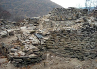 Überreste der befestigten Kirche St. Iliya in der Urvich-Festung bei Sofia, Bulgarien.png