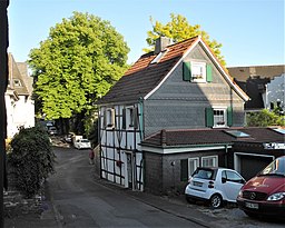 Remscheid-Lüttringhausen, Adolf-Clarenbach-Str. 12, über Eck von rechts, Bild 1