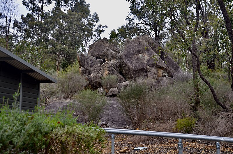File:Rock outcrop above amentities on southern side of Mundaring Weir grounds.jpg