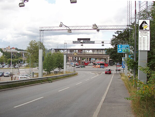 Trängselskatt automatic control point at Ropsten, Stockholm. The sign on the right informs the drivers about the different fees, which vary depending 