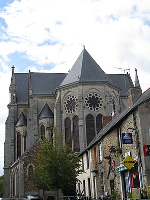 Rougé - Arrière de l'église.jpg