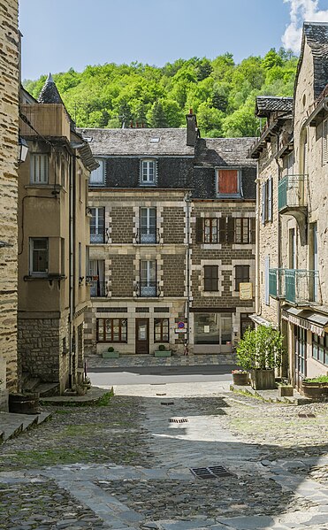 File:Rue du Pont in Estaing.jpg