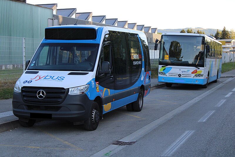 File:Rumilly - 74150 - 2022.05.28 - J’ybus & Sibra - SIBRA & Voyages Loyet - Dietrich City 29 & Mercedes-Benz Intouro © Anthony Levrot.jpg