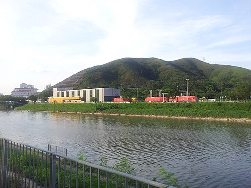 MTR locomotive running shed at Lo Wu (photo by 水水, via Wikimedia Commons)