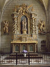 Photographie d'un autel avec un retable baroque dans une église