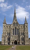 Kathedraal van Salisbury - breed gebeeldhouwd scherm, lancetvensters, torentjes met pinakels.  (1220-1258)