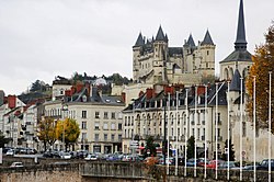 Saumur látképe, háttérben a várral