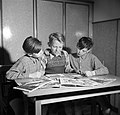 Drenge læser blade, Mannheim, Tyskland, 1955