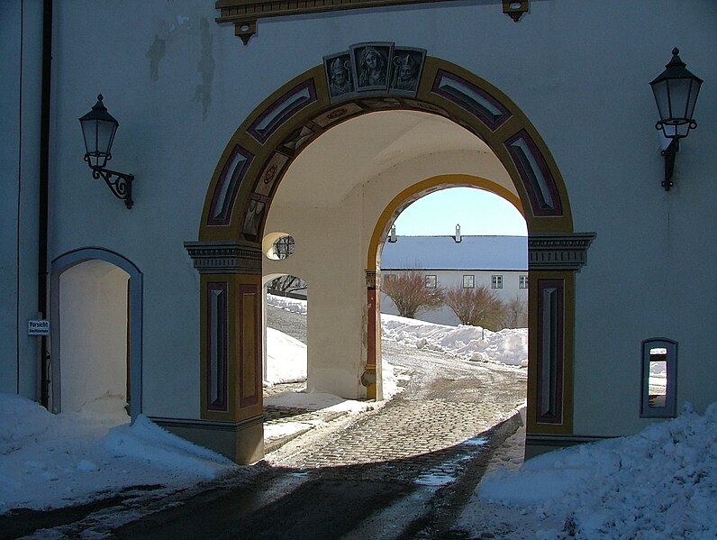 File:Schlosstor - panoramio.jpg