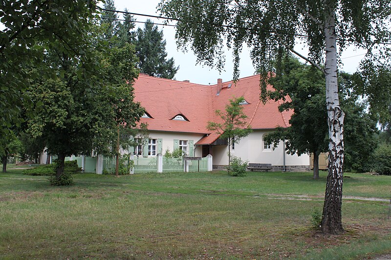 File:Schule Schwarzenburg.JPG