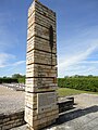 Blick auf Stele und Gräberfeld