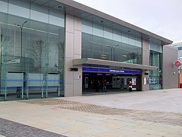 Shepherd's Bush tube stn entrée est.JPG