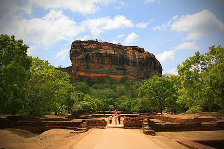 ไฟล์:Sigiriya rock and surrounding gardens.jpg