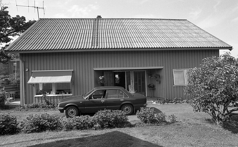 File:Skovgård (1982) (11946290663).jpg