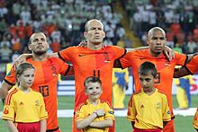I Paesi Bassi di Sneijder e Robben deludono le aspettative, venendo eliminati nella fase a gironi dopo tre sconfitte.