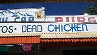 Placa sinalizando o prato "dead chicken" ou frango morto