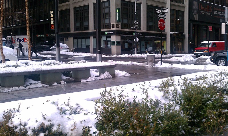 File:Snowy day on Wall St - panoramio.jpg