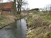 Die Warmenau nach dem Durchfluss der Martmühle in Spenge; auch hier auf der Landesgrenze