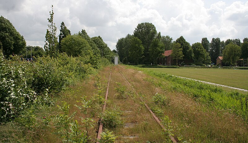 File:Spoorlijn bij Luchtmachtbasis.jpg