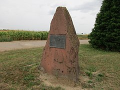 Stèle-monolithe-mémorial de Jean Bugatti (1909-1939) de Duppigheim en Alsace.