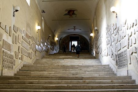 Escadaria com as inscrições e pinturas retiradas das catacumbas