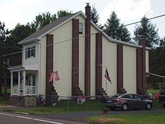 Une maison jumelée renforcée par cinq contreforts servant à soutenir le mur commun après le retrait de la maison attenante.