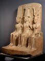 இரண்டாம் ராமேசசுடன் அமூன் மற்றும் மூத் கடவுளுடன் ராமேசஸ் சிற்பம்
