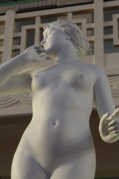 File:Statue Amphitrite Piscine Roubaix 3.jpg