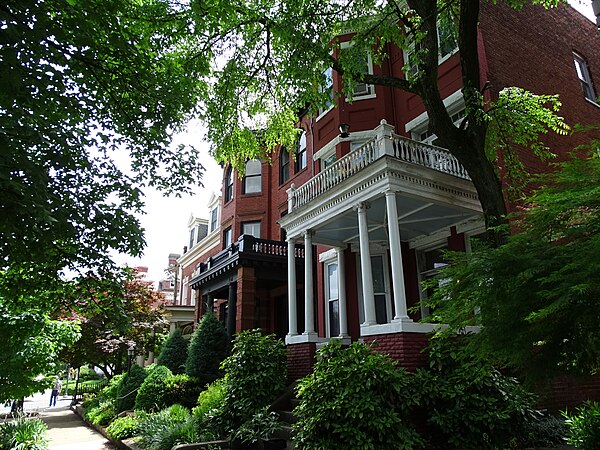 Image: Street Scene along Monument Avenue   Richmond   Virginia   USA   02 (32839955447)