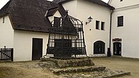 Čeština: Studna s kovanou mříží na kamenném soklu na nádvoří hradu v Nových Hradech, okres České Budějovice. English: Well with wrought-iron bars on a stone pedestal in the courtyard of the castle Nové Hrady, České Budějovice District, South Bohemian Region, Czechia.