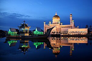 La mosquée Omar Ali Saifuddin à Bandar Seri Begawan (capitale du Brunei), au crépuscule, juste après l'appel à la prière, la veille du Ramadan. Elle a été construite en 1958 avec les matériaux les plus coûteux de l'époque. (définition réelle 3 933 × 2 622)