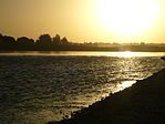 Matahari terbenam di atas Sungai Helmand