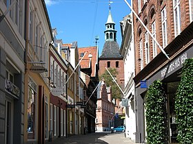 Svendborg - strædet Kattesundet, Vor Frue Kirke bagved.JPG