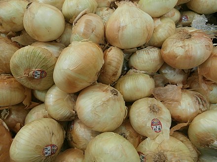 Sweet onions in a pile
