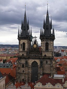 Týnkyrkan sedd från Staroměstské náměstí