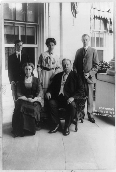 File:Taft family group, Silver Anniversary, June 18, 1911 LCCN97505479.jpg
