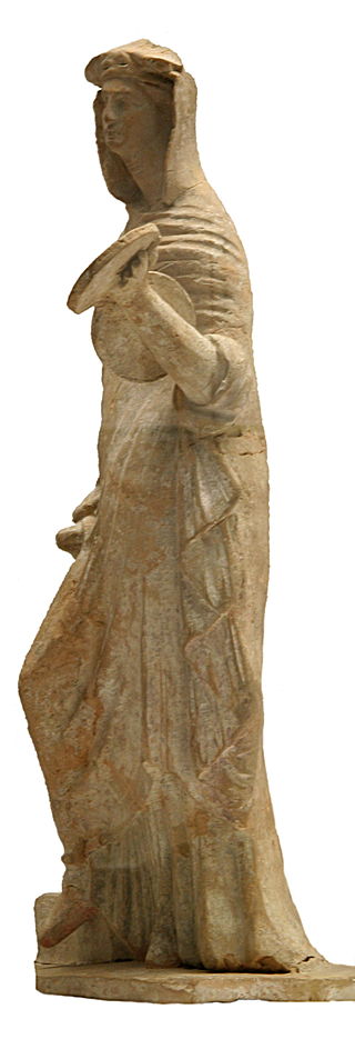 320px-Terrkottastatue_einer_Griechin_im_Mantel_2_Jhdt_v_Chr.jpg