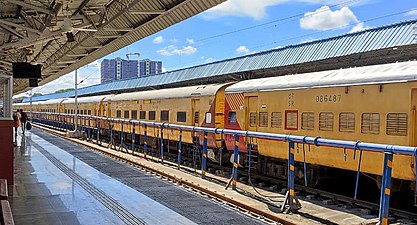 Mannai Express halting at Chennai Egmore Tiruchendur Express and Mannai Express.jpg