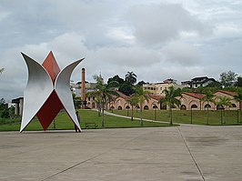 Monument van Tomie Ohtake voor de Japanse migratie naar Brazilië op het plein praça Beira Rio in Registro