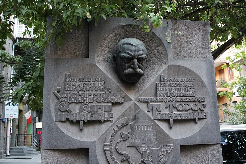 File:Toros Toramanyan monument in Yerevan 01.jpg