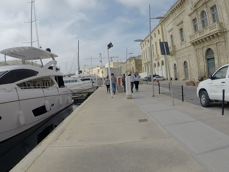 File:Triq San Lawrenz, Il-Birgu, Malta - panoramio (2).jpg