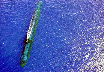 L'USS Chicago (SSN-721), un des Los Angeles, à profondeur périscopique en Malaisie en 2001.