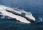 USS Tullibee (SSN-597) en cours en mer, vers 1960.jpg