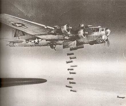 un B-17 "flying fortress" bombardant Nuremberg en février 1945