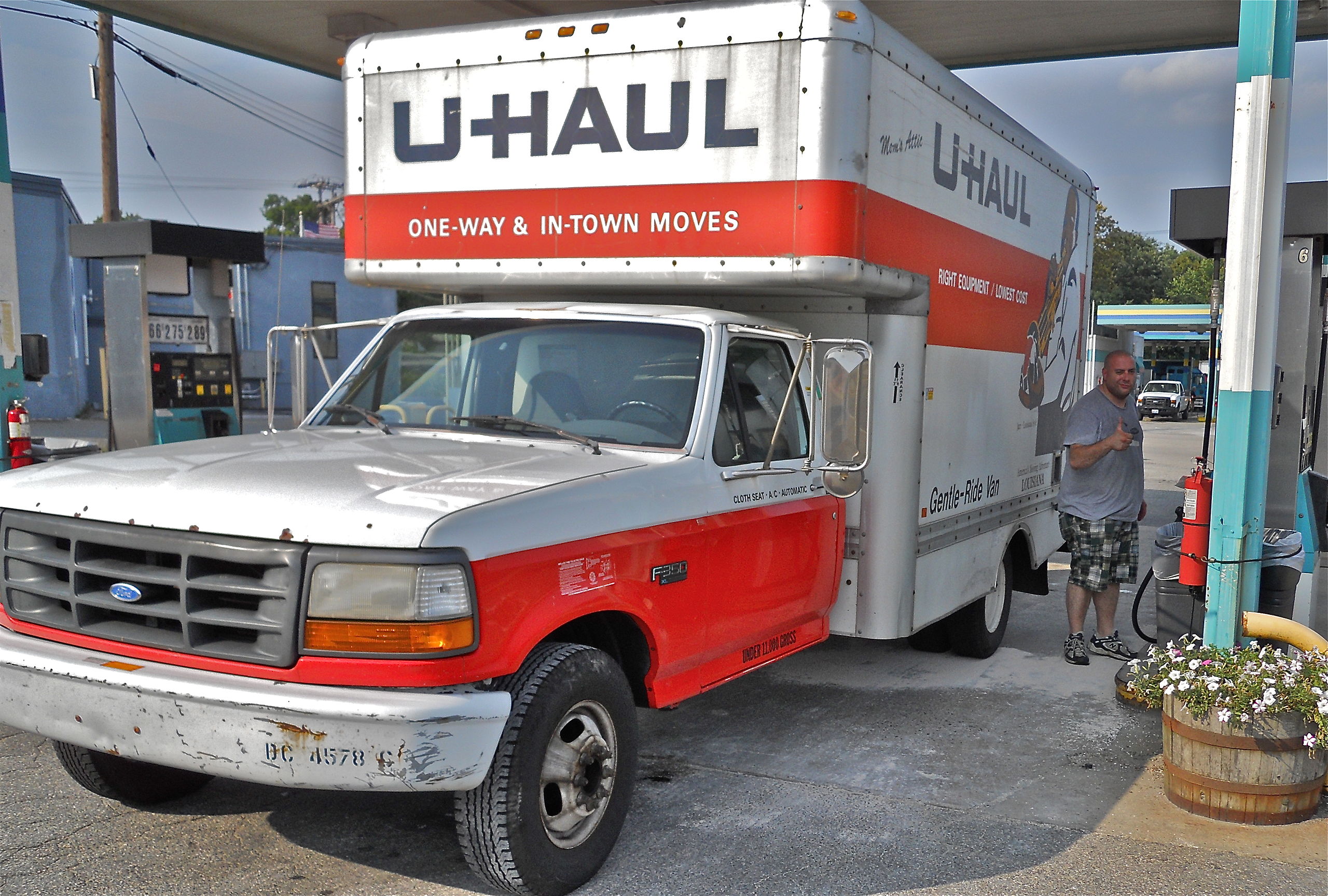 2560px-Uhaul_portsmouth