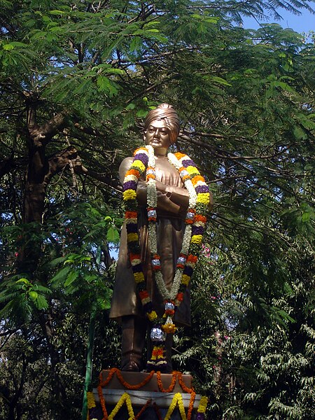 File:Ulsoor lake vivekananda.JPG