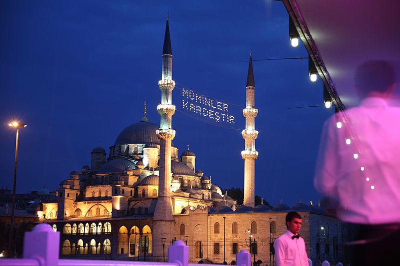 File:Under the Galata Bridge (3937361387).jpg