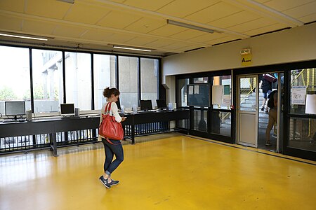 Université de Technologie de Compiègne - intérieur passerelle bât A-B avec ordinateurs.jpg