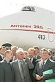 Посетители выставки у тяжёлого транспортного самолёта Ан-225