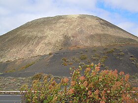 Vista del volcán Corona desde LZ-201 sobre Guinate.